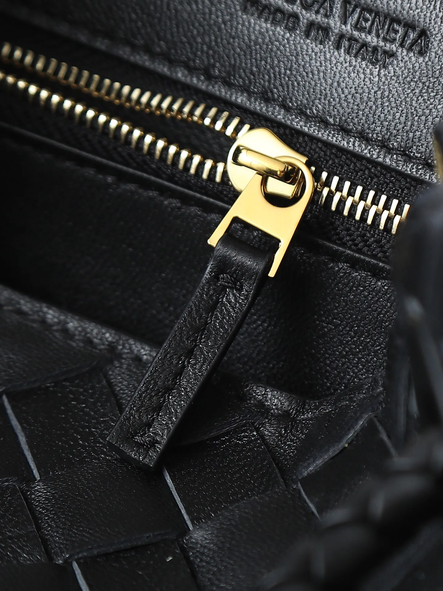 1300. Andiamo is shipping‼ ️Really popular🔥The new Andiamo woven handbag launched by Bottega Veneta this season is really popular all over the world! ! Celebrities at home and abroad have worn it, and Oscar-winning actress Michelle Yeoh has taken it out on the street. Song Jia, Trai Yala, Yu Feihong, Sanji Ayaka, Rosie Hunting-Whiteley, Yoshioka Riho, etc. have all worn this bag. It is classic and versatile and shows off your temperament, and the bag capacity is also large, which is very convenient for daily commuting! ! A variety of carrying methods, the shoulder straps can be adjusted by yourself, the original lambskin feels soft and delicate, and the unisex style breaks the gender boundaries and brings a more practical and long-lasting use experience. Andiamo, which has both elegant and casual styles, perfectly interprets the true appearance of "fashionable old money style". Style number: 766014 Size: 25*22*10.5cm